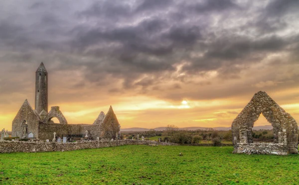 Kilmacduagh Abbey - Klosterruine im County Galway